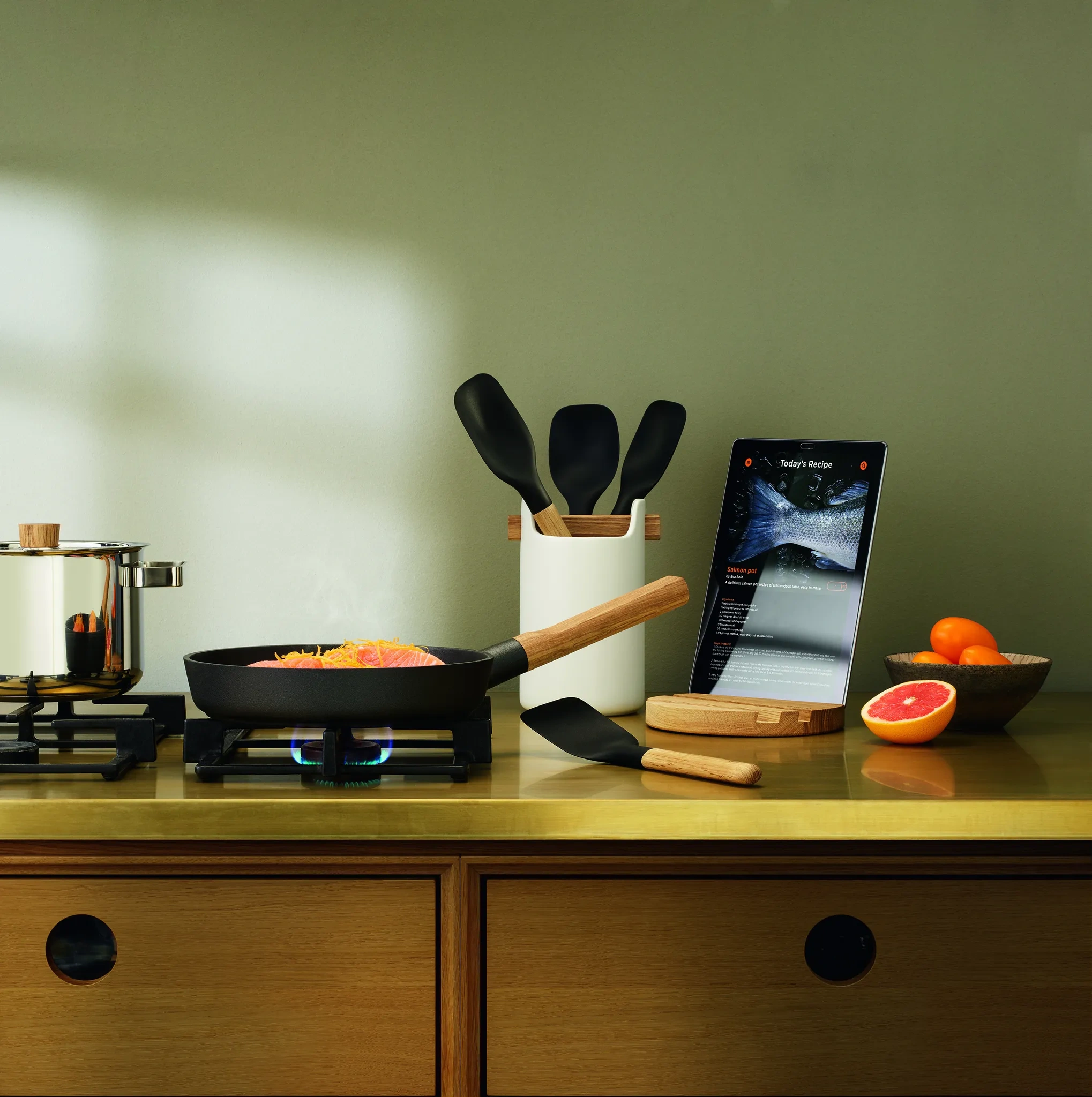 Eva Solo Nordic kitchen Pfannenheber – Eichenholz & Silikon, Schwarz, 28 cm (530457)